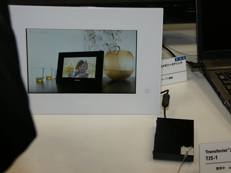 <b>TransferJetステーションをデジタルフォトフレーム「S-Frame」に接続し、スライドショーを行なうデモも見られた</b>