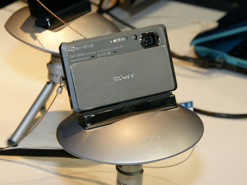 <b>インテリジェントパンチルターIPT-DS1にサイバーショットDSC-TX7を取り付け、自動撮影「パーティーショット」のデモを実施</b>