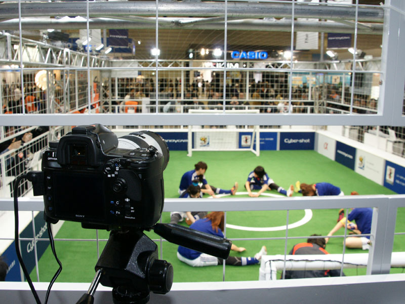 <b>ブース2階部分から望遠レンズでの撮影体験も可能。70-200mm F2.8 Gを装着したα900を用意していた</b>