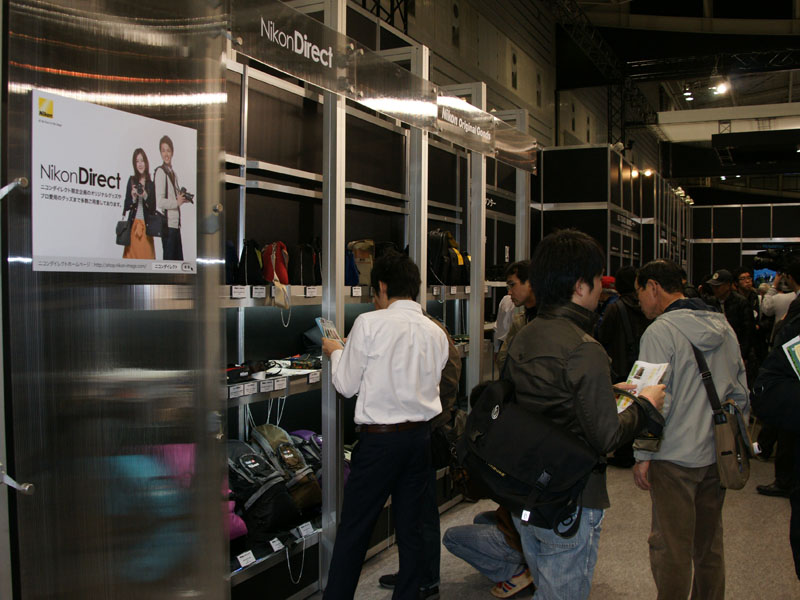<b>ニコンダイレクトの製品展示コーナー</b>