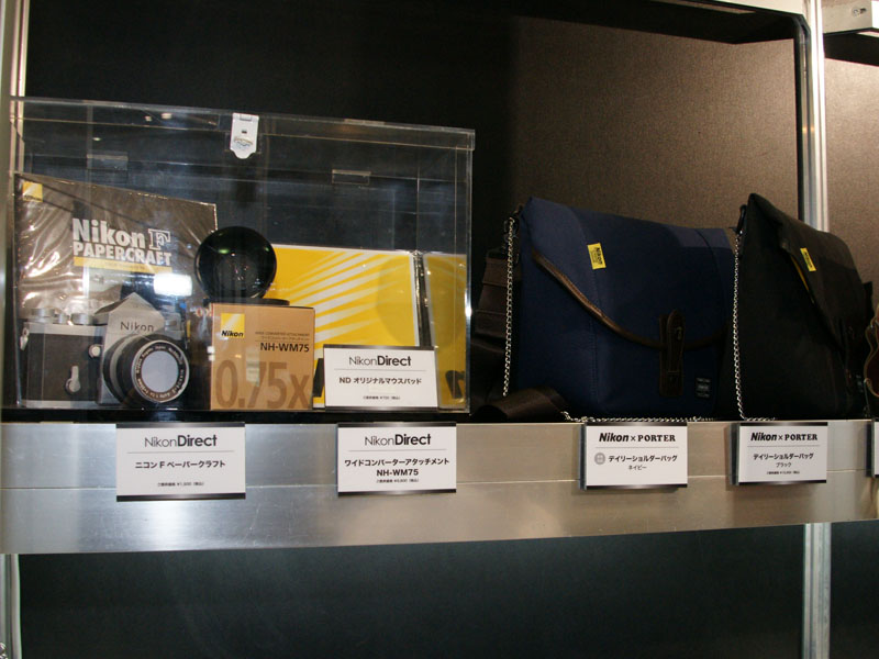 <b>Nikon×PORTERデイリーショルダーバッグの新色「ネイビー」を参考展示</b>