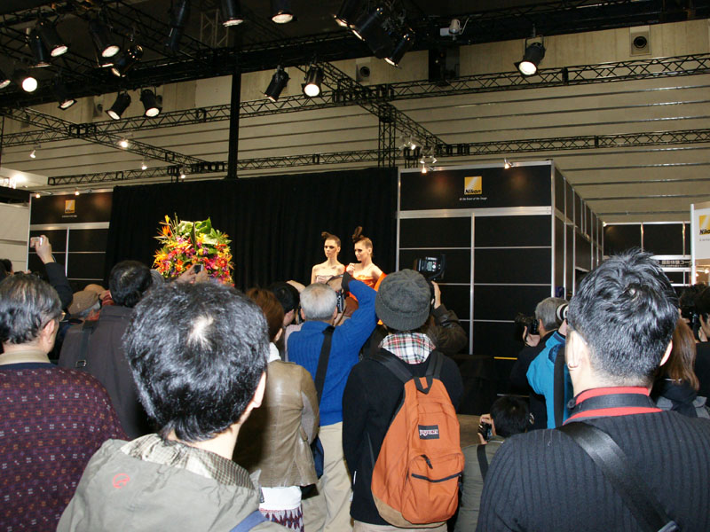 <b>ステージの周りには開演前から人だかりができていた</b>