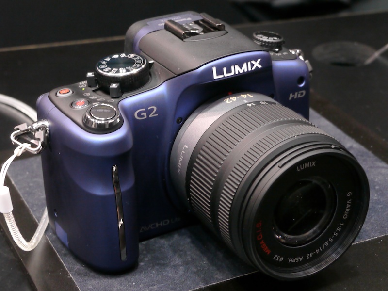 <b>LUMIX DMC-G2。写真のコンフォートレッド（左）とコンフォートブルー（右）に加え、発売時にはコンフォートブラックも店頭に並ぶ予定</b>