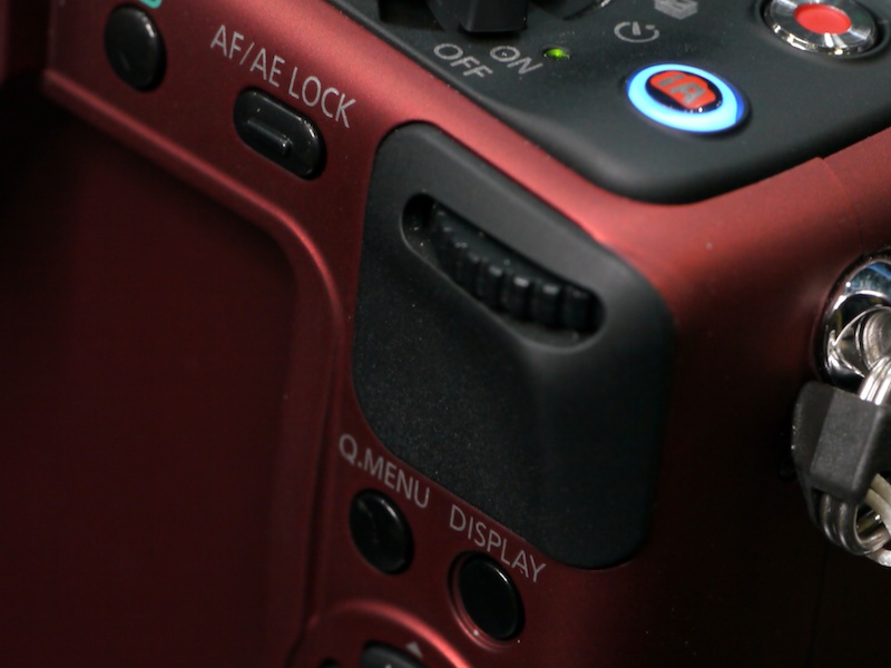 <b>DMC-GF1と同じく、コマンドダイヤルがグリップ後ろに移動した。押し込む操作は健在</b>