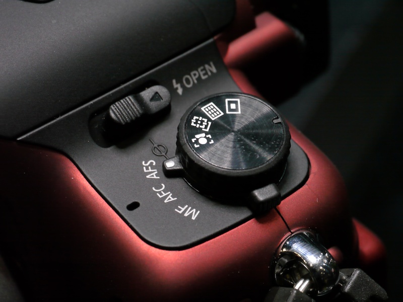 <b>上面左手側のダイヤルにも変化が。AFモード切替とフォーカスモード切替の2段式になっている</b>