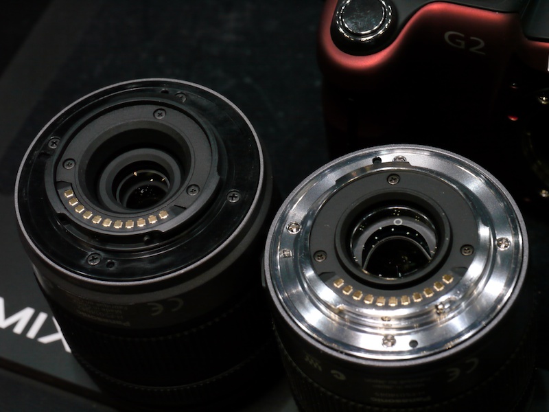 <b>左がDMC-G2の標準キットレンズ「LUMIX G VARIO 14-42mm F3.5-5.6 ASPH. MEGA O.I.S.」。従来の「LUMIX G VARIO 14-45mm F3.5-5.6 ASPH. MEGA O.I.S.」（右）と違い、マウント部が樹脂製になっている。</b>