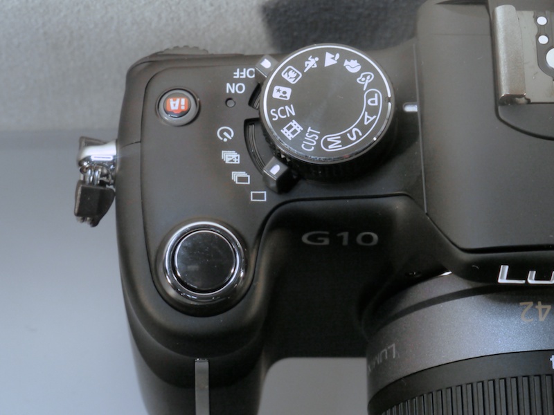 <b>上部右手側。動画ボタンがなくシンプル</b>