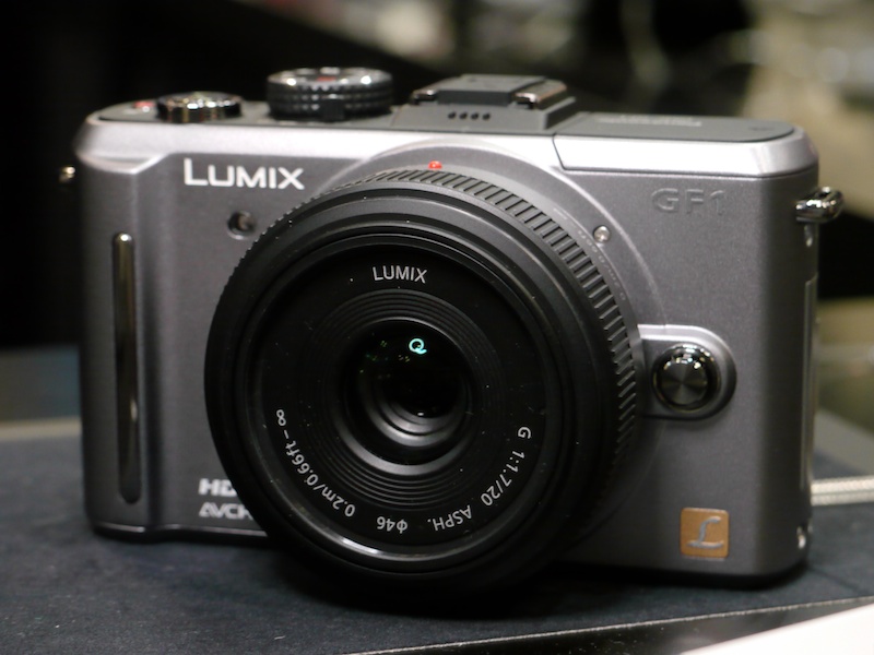 <b>同じく新色の「ブレードシルバー」。ともに3月12日に発売</b>