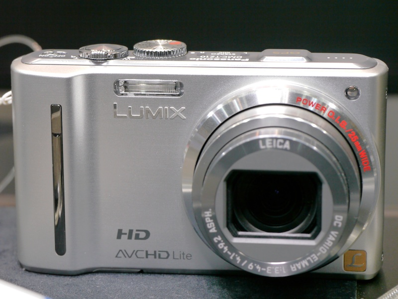 <b>LUMIX DMC-TZ10。光学12倍ズームレンズ、AVCHD Lite、3型46万ドットの液晶モニターなどを装備</b>