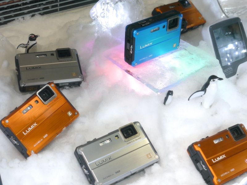 <b>防水・防塵・耐衝撃性能が特徴のLUMIX DMC-FT2。会場では雪の中に展示することで、新たに備えたマイナス10度までの耐寒性能もアピール</b>