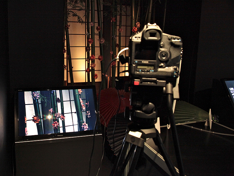 <b>大型ディスプレイを使って高感度画質を確認できる</b>