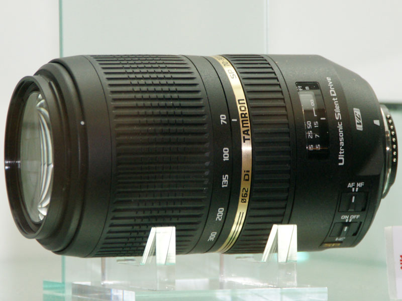 <b>ガラスケース内に展示された「SP 70-300mm F4-5.6 Di VC USD」</b>
