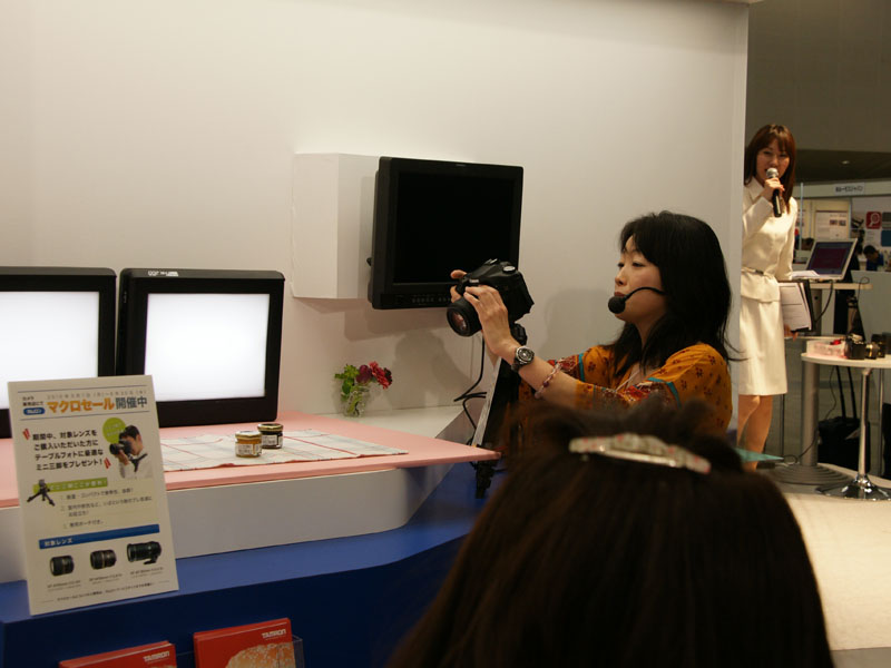 <b>川合麻紀氏のセミナー「おしゃれなマクロ撮影術」。使用レンズはSP AF 60mm F2 Di II Macro 1:1</b>