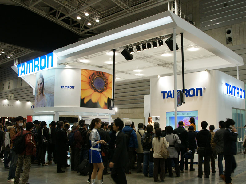 <b>タムロンブース</b>