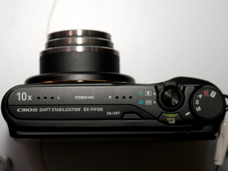 <b>上面。ステレオマイクを備える</b>