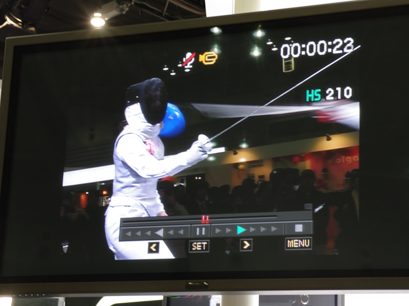 <b>実際にその場で撮影した映像を液晶ディスプレイで流していた</b>