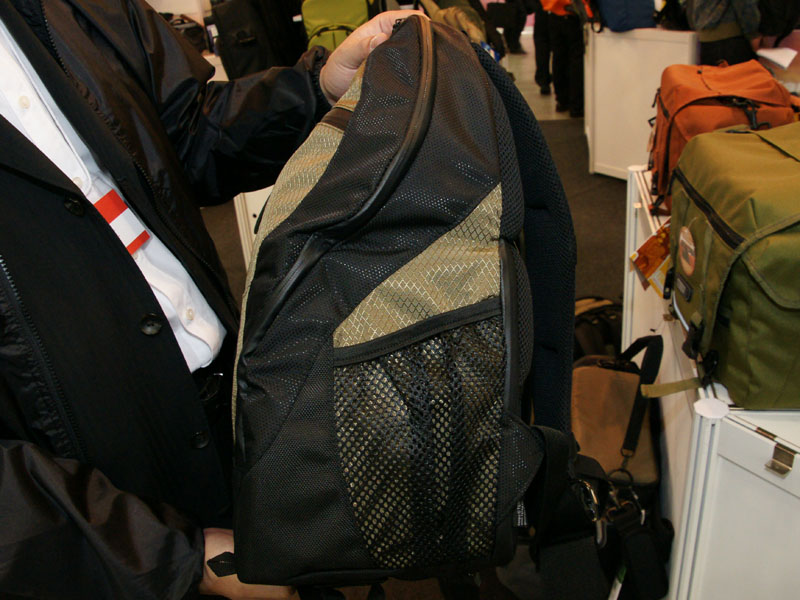 <b>止水ファスナーを備える</b>