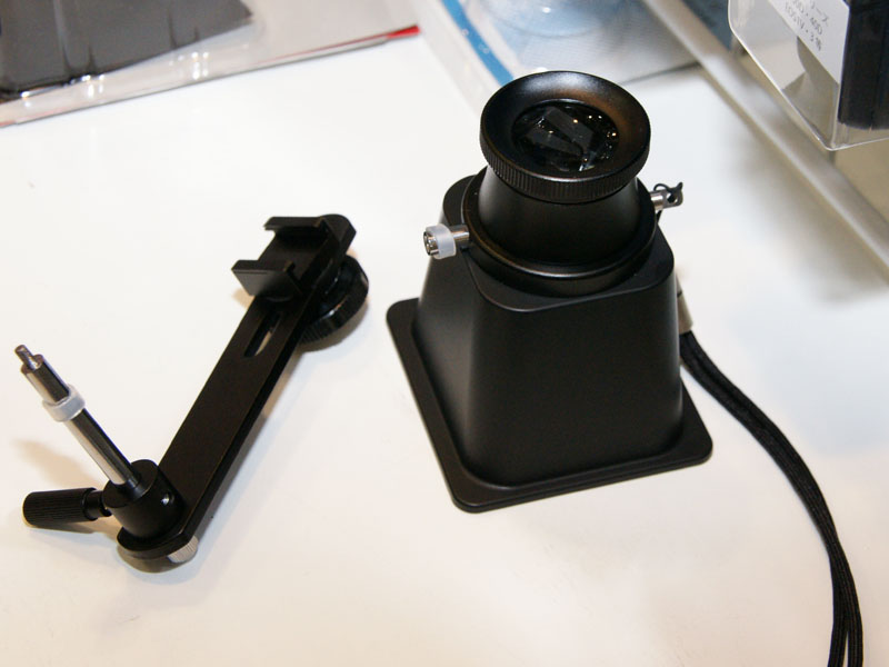 <b>カメラアクセサリーシュー用のブラケットを用意する。ソニーα用も発売予定</b>