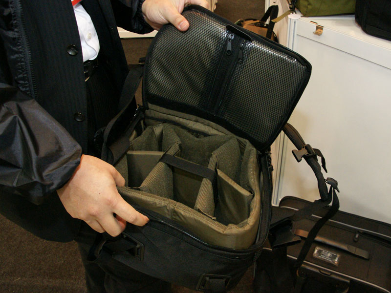 <b>背中側底部にもジッパーを備え、機材収納用のクッションを前後入れ替えることで盗難を防ぐことができるという</b>