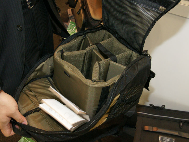 <b>メインのジッパーから収納部にアクセスしているところ</b>