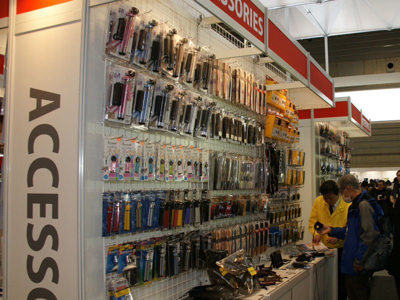 <b>ミニ三脚なども展示</b>