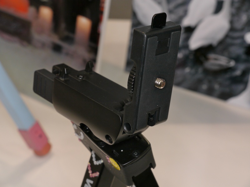 <b>上部が跳ね上がって縦位置撮影に対応</b>