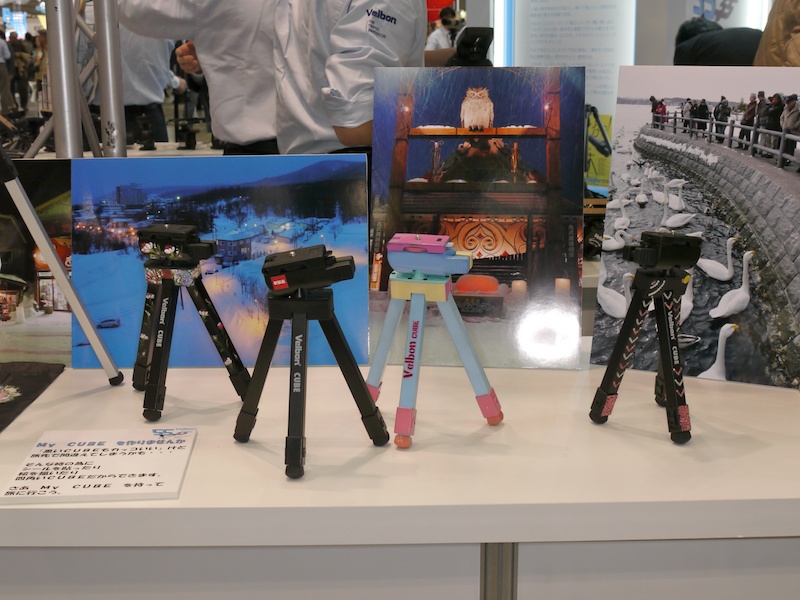 <b>参考出品を含むキューブの展示</b>