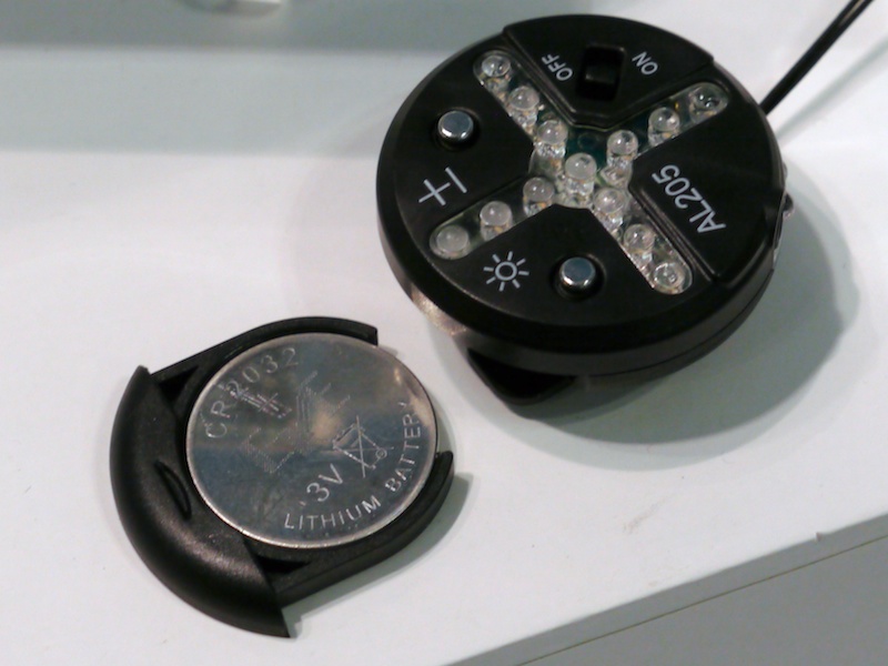 <b>既存のアクションレベルより大型の電池を使用</b>