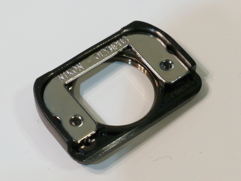 <b>金属製のアタッチメントを介して取付ける</b>