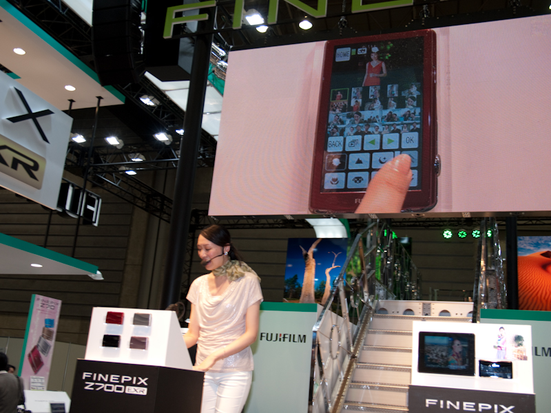 <b>ブースに設置されたステージでは、各機種のデモを行なっていた</b>