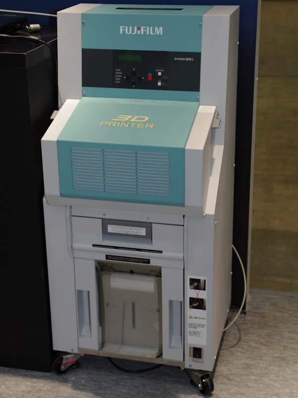 <b>業務用3Dプリントシステムを参考展示</b>