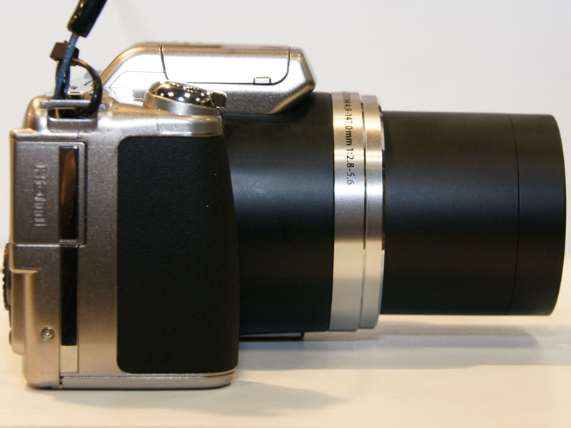 <b>光学30倍のズームレンズを望遠端まで伸ばしたところ</b>