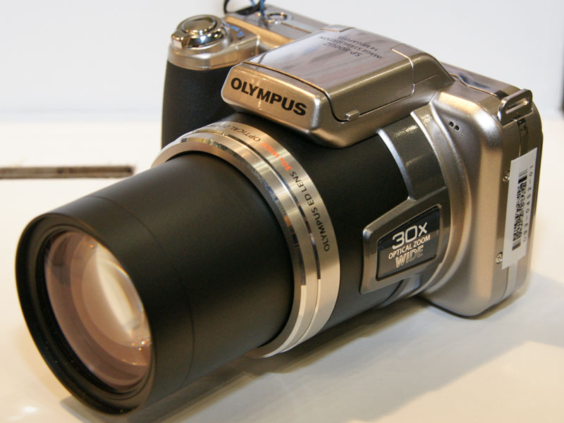 <b>光学30倍のズームレンズを望遠端まで伸ばしたところ</b>