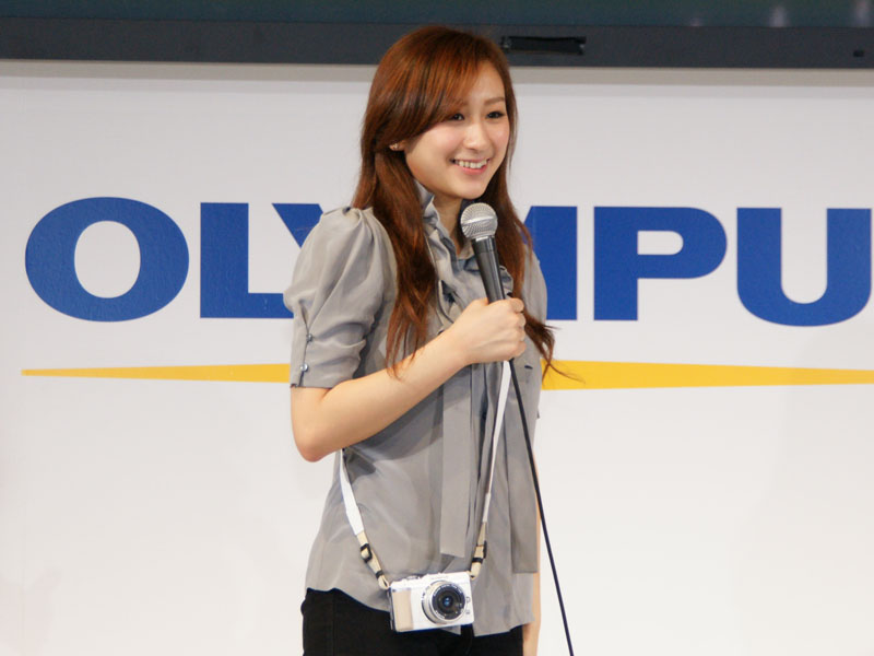 <b>E-PL1を持つ浅田舞さん</b>