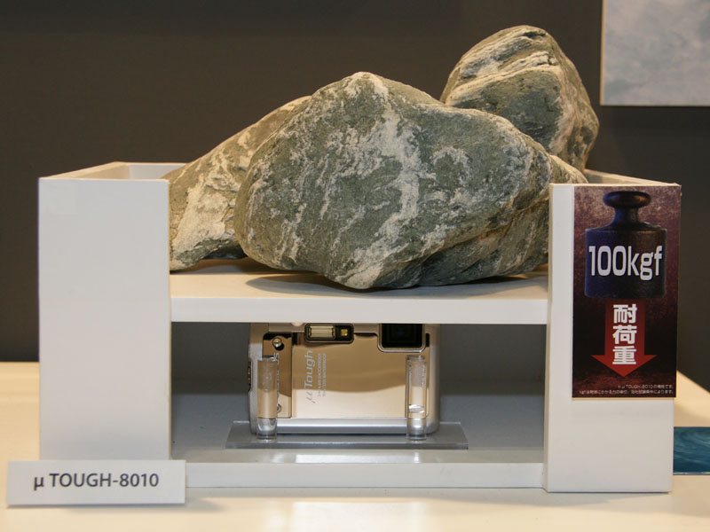 <b>μTOUGH-8010の耐荷重性能デモ</b>
