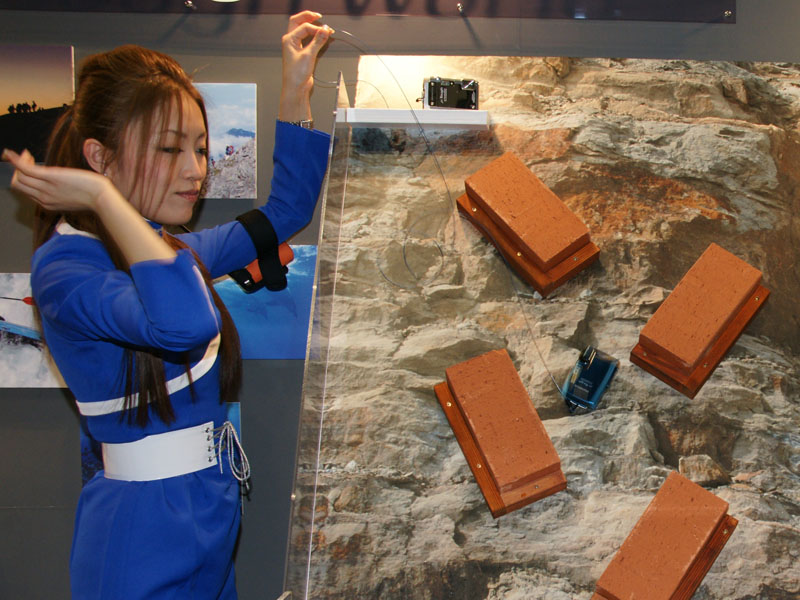 <b>耐落下性能のデモ</b>