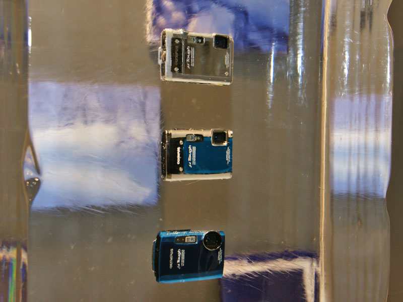 <b>氷柱に埋まったμTOUGHシリーズ</b>