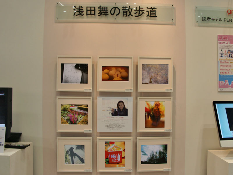 <b>トークライブと連動した写真展示も行なっている</b>