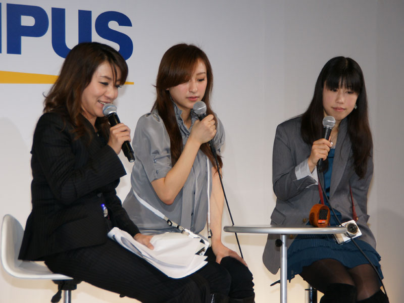 <b>プロカメラマンの吉住志穂氏（右）を交えてのトークショーを行なっていた</b>