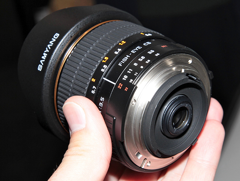 <b>8mm F3.5 Fisheye（APS-Cサイズ機専用）</b>