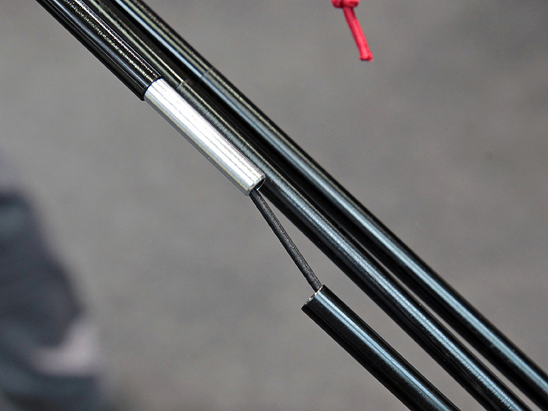 <b>繋ぎ目。ゴムでパイプとパイプを引き合う仕組み</b>