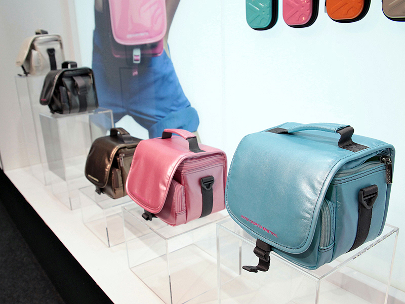 <b>こちらは「ビデオバッグ820」。これのみ外装がエナメルではなく、カラーも5色になっている</b>