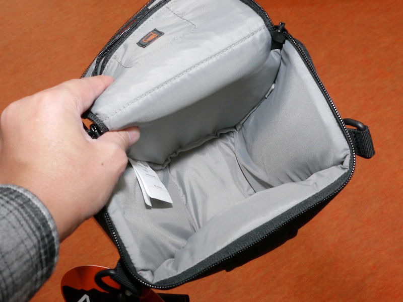 <b>トップローダーズーム45AW（ブラック）とその内部</b>