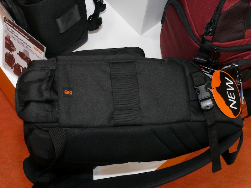 <b>スリングショット102AW。側面に三脚ホルダーがついた</b>