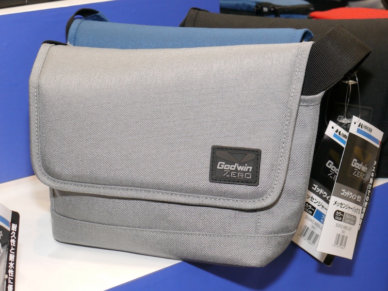 <b>ゴッドウィンZEROメッセンジャーバッグS（ライトグレー）</b>