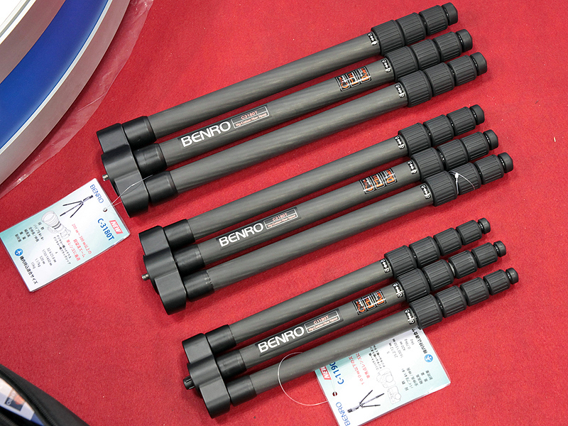 <b>フラット三脚（収納状態）。上から「C3180T」、「C2180T」、「C1190T」</b>