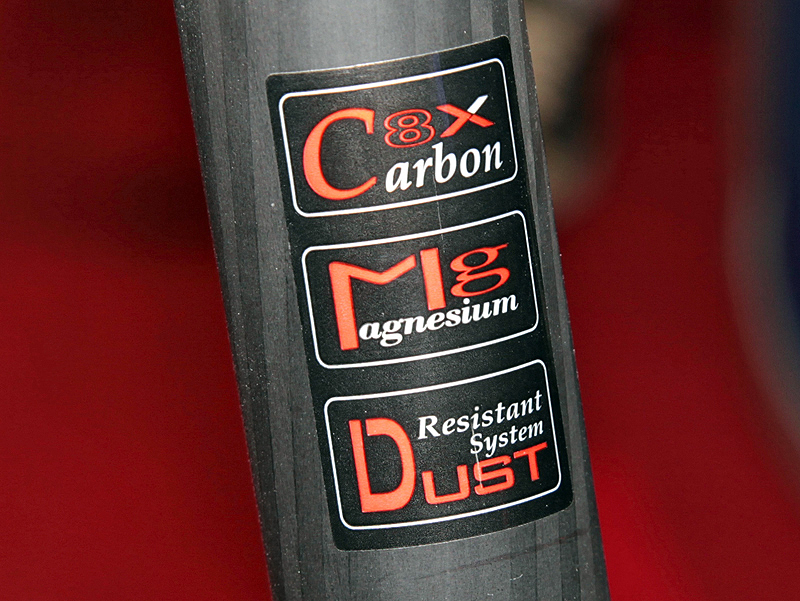 <b>脚には、従来からの8層巻カーボンパイプを使用。本体分はマグネシウム製。防塵防滴構造になっている。</b>