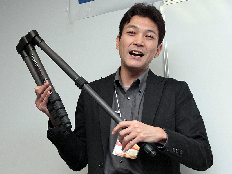 <b>三脚について話す塙真一氏</b>