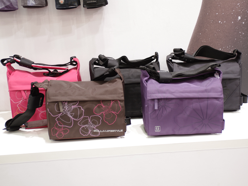 <b>同M。左からストーリー（ピンク）、ストーリー（ブラウン）、ガーナー（ブラック）、ズーム（パープル）、フォーカス（ダークグレイ）</b>