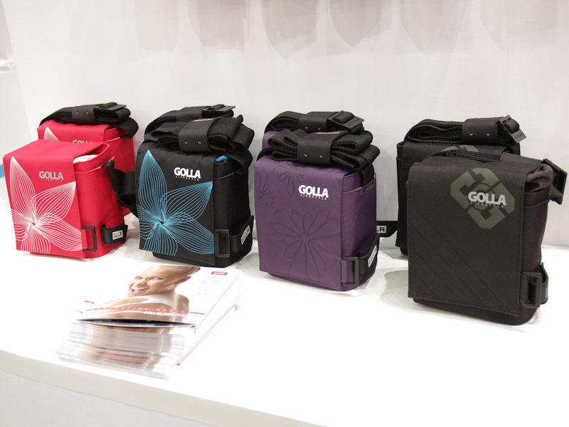 <b>同S。前列左からスカイ（レッド）、スカイ（ブラック）、サン（パープル）、シャドウ（ブラック）</b>